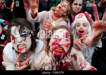 Londra, Regno Unito. 13/10/12. Zombie orda rampages intorno alla Tate Modern sulla banca del sud. Non sono solo gli zombie su una sanguinosa sete di ricerca di carne umana, essi sono anche la raccolta di fondi per l'evento ha scelto la carità, St Mungos. Più di 50 città in tutto il mondo a partecipare al Mondiale Zombie giorno, tra cui New York, Pittsburgh, Parigi, Hong Kong, Los Angeles, Chicago, Dallas, Seattle, e Tokyo. Foto Stock