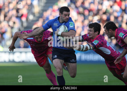 13.10.2012 Dublin , Ireland. Fergus Mcfadden è affrontato da Simon Alcott e Ian Whitten durante la Heineken Cup gioco tra Leinster e Exeter Chiefs dal RDS Arena di Dublino. Foto Stock