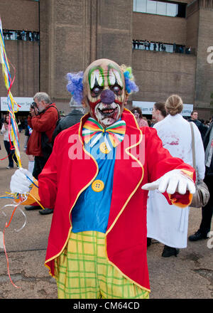 Londra, Regno Unito. 13/10/12. Zombie orda rampages intorno alla Tate Modern sulla banca del sud. Non sono solo gli zombie su una sanguinosa sete di ricerca di carne umana, essi sono anche la raccolta di fondi per l'evento ha scelto la carità, St Mungos. Più di 50 città in tutto il mondo a partecipare al Mondiale Zombie giorno, tra cui New York, Pittsburgh, Parigi, Hong Kong, Los Angeles, Chicago, Dallas, Seattle, e Tokyo. Foto Stock