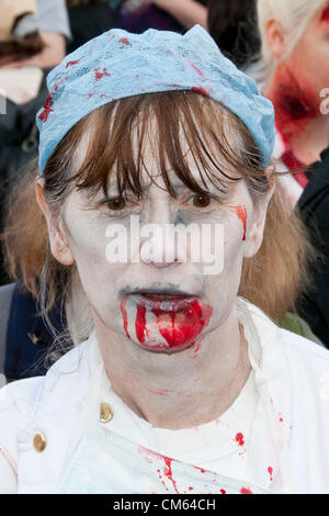 Londra, Regno Unito. 13/10/12. Zombie orda rampages intorno alla Tate Modern sulla banca del sud. Non sono solo gli zombie su una sanguinosa sete di ricerca di carne umana, essi sono anche la raccolta di fondi per l'evento ha scelto la carità, St Mungos. Più di 50 città in tutto il mondo a partecipare al Mondiale Zombie giorno, tra cui New York, Pittsburgh, Parigi, Hong Kong, Los Angeles, Chicago, Dallas, Seattle, e Tokyo. Foto Stock