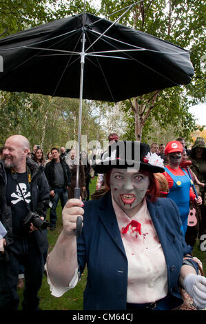 Londra, Regno Unito. 13/10/12. Zombie orda rampages intorno alla Tate Modern sulla banca del sud. Non sono solo gli zombie su una sanguinosa sete di ricerca di carne umana, essi sono anche la raccolta di fondi per l'evento ha scelto la carità, St Mungos. Più di 50 città in tutto il mondo a partecipare al Mondiale Zombie giorno, tra cui New York, Pittsburgh, Parigi, Hong Kong, Los Angeles, Chicago, Dallas, Seattle, e Tokyo. Foto Stock