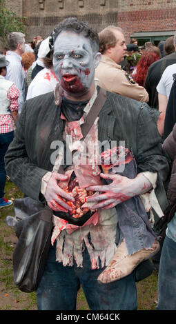 Londra, Regno Unito. 13/10/12. Zombie orda rampages intorno alla Tate Modern sulla banca del sud. Non sono solo gli zombie su una sanguinosa sete di ricerca di carne umana, essi sono anche la raccolta di fondi per l'evento ha scelto la carità, St Mungos. Più di 50 città in tutto il mondo a partecipare al Mondiale Zombie giorno, tra cui New York, Pittsburgh, Parigi, Hong Kong, Los Angeles, Chicago, Dallas, Seattle, e Tokyo. Foto Stock