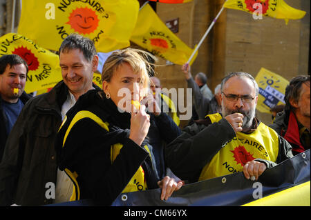 13.10.2012 Metz, Francia - circa 600 persone hanno manifestato nella città francese di Metz per la chiusura della centrale nucleare di Cattenom fino al 2016. Una coalizione di gli attivisti anti-nucleari dalla contea tedesca Saarland, francese la Lorena e il Lussemburgo aveva chiamato per la dimostrazione. La centrale nucleare di Cattenom finito in ultimo luogo di testate centrali nucleari a un UE stress test. Foto Stock