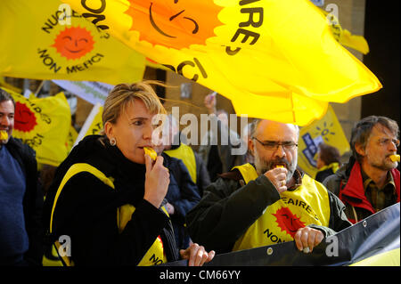 13.10.2012 Metz, Francia - circa 600 persone hanno manifestato nella città francese di Metz per la chiusura della centrale nucleare di Cattenom fino al 2016. Una coalizione di gli attivisti anti-nucleari dalla contea tedesca Saarland, francese la Lorena e il Lussemburgo aveva chiamato per la dimostrazione. La centrale nucleare di Cattenom finito in ultimo luogo di testate centrali nucleari a un UE stress test. Foto Stock