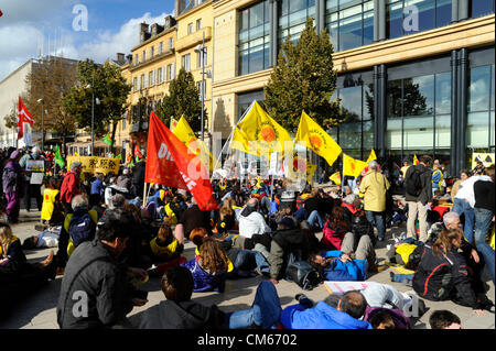 13.10.2012 Metz, Francia - circa 600 persone hanno manifestato nella città francese di Metz per la chiusura della centrale nucleare di Cattenom fino al 2016. Una coalizione di gli attivisti anti-nucleari dalla contea tedesca Saarland, francese la Lorena e il Lussemburgo aveva chiamato per la dimostrazione. La centrale nucleare di Cattenom finito in ultimo luogo di testate centrali nucleari a un UE stress test. Foto Stock