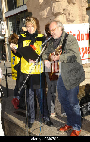 13.10.2012 Metz, Francia - circa 600 persone hanno manifestato nella città francese di Metz per la chiusura della centrale nucleare di Cattenom fino al 2016. Una coalizione di gli attivisti anti-nucleari dalla contea tedesca Saarland, francese la Lorena e il Lussemburgo aveva chiamato per la dimostrazione. La centrale nucleare di Cattenom finito in ultimo luogo di testate centrali nucleari a un UE stress test. Foto Stock