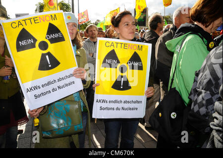 13.10.2012 Metz, Francia - circa 600 persone hanno manifestato nella città francese di Metz per la chiusura della centrale nucleare di Cattenom fino al 2016. Una coalizione di gli attivisti anti-nucleari dalla contea tedesca Saarland, francese la Lorena e il Lussemburgo aveva chiamato per la dimostrazione. La centrale nucleare di Cattenom finito in ultimo luogo di testate centrali nucleari a un UE stress test. Foto Stock