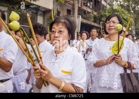 Ottobre 14, 2012 - Bangkok, Thailandia - Donne in bianco, a significare che essi si sono impegnati a non mangiare carne per il Festival vegetariano processo attraverso Bangkok il primo giorno del Festival vegetariano. La Vegetarian festival è celebrato in tutta la Tailandia. È la versione tailandese di nove Imperatore dei Festival, nove giorni di celebrazione taoista inizio alla vigilia del nono mese lunare del calendario cinese. Durante un periodo di nove giorni, coloro che partecipano al festival tutto vestito di bianco e di astenersi dal mangiare carne, pollame, pesce e prodotti caseari. I fornitori e i proprietari Foto Stock