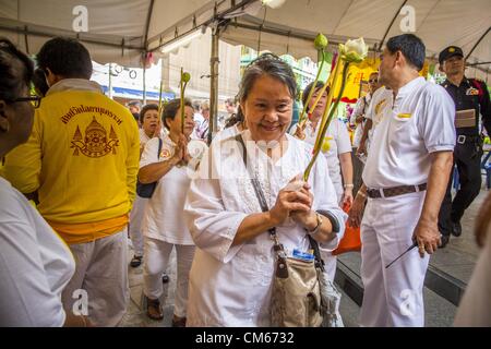 Ottobre 14, 2012 - Bangkok, Thailandia - Donne in bianco, a significare che essi si sono impegnati a non mangiare carne per il Festival vegetariano procedimento nel merito rendendo area in Chinatown a Bangkok il primo giorno del Festival vegetariano. La Vegetarian festival è celebrato in tutta la Tailandia. È la versione tailandese di nove Imperatore dei Festival, nove giorni di celebrazione taoista inizio alla vigilia del nono mese lunare del calendario cinese. Durante un periodo di nove giorni, coloro che partecipano al festival tutto vestito di bianco e di astenersi dal mangiare carne, pollame, pesce e prodotti lattiero caseari Foto Stock