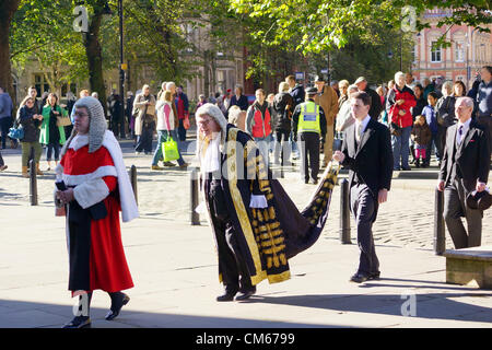 York, Regno Unito. 14 ottobre, 2012. Giudici, avvocati e rappresentanti della comunità giuridica elaborata attraverso York oggi al Ministro per l'annuale del Servizio giuridico per il circuito del Nord-Est per contrassegnare l'inizio dell'anno giudiziario. I rappresentanti della professione legale accolto nella cattedrale di York Minster. Foto Stock