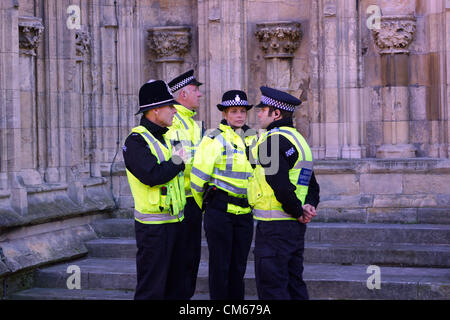 York, Regno Unito. 14 ottobre, 2012. Giudici, avvocati e rappresentanti della comunità giuridica elaborata attraverso York oggi al Ministro per l'annuale del Servizio giuridico per il circuito del Nord-Est per contrassegnare l'inizio dell'anno giudiziario. North Yorkshire funzionari di polizia di guardia al di fuori dell'entrata alla cattedrale di York Minster Foto Stock