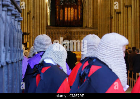 York, Regno Unito. 14 ottobre, 2012. Giudici, avvocati e rappresentanti della comunità giuridica elaborata attraverso York oggi al Ministro per l'annuale del Servizio giuridico per il circuito del Nord-Est per contrassegnare l'inizio dell'anno giudiziario. I rappresentanti della professione legale accolto nella cattedrale di York Minster. Foto Stock