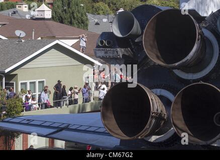 Ottobre 13, 2012 - Los Angeles, California, Stati Uniti - Lo Space Shuttle Endeavour rende il 2° giorno di viaggio sulle strade della città di Los Angeles. Adopera il venerdì ha iniziato una due giorni di cammino di terra al suo ultimo luogo di riposo del California Science Center. La NASA Space Shuttle programma terminato nel 2011 dopo 30 anni e 135 missioni. (Credito Immagine: © Ringo Chiu/ZUMAPRESS.com) Foto Stock