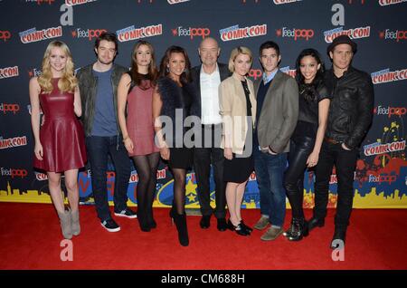 666 Park Ave: Helena Mattsson, Robert Buckley, Mercedes, Masohn, Vanessa Williams, Terry O'Quinn, Rachael Taylor, Dave Annable, Samantha Logan, Erik Palladino di presenze per New York Comic Con - domenica, il Javits Center di New York, NY Ottobre 14, 2012. Foto di: Derek Storm/Everett Collection Foto Stock