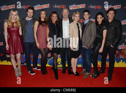 666 Park Ave: Helena Mattsson, Robert Buckley, Mercedes, Masohn, Vanessa Williams, Terry O'Quinn, Rachael Taylor, Dave Annable, Samantha Logan, Erik Palladino di presenze per New York Comic Con - domenica, il Javits Center di New York, NY Ottobre 14, 2012. Foto di: Derek Storm/Everett Collection Foto Stock