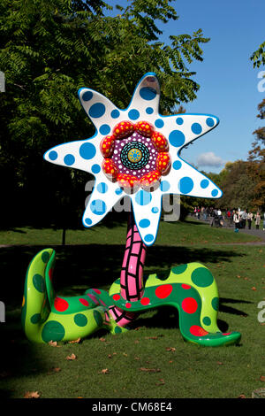 Fiori che fioriscono domani una scultura di Yayoi Kusama presso il fregio Art Fair 2012, Regents Park, London, Regno Unito. Foto Stock