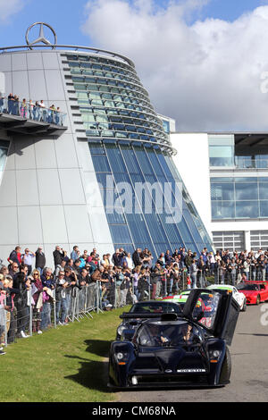 Ottobre 14, 2012 - Una gamma di vetture fra Formula 1, F5000, GTs e touring cars e gruppo B auto da rally erano sul display a Brooklands Museum oggi come parte dell'autunno Motorsport giorno 2012. Gli spettatori hanno avuto la rara opportunità di vedere e sentire i veicoli da distanza ravvicinata. Una grande folla si è radunata per apprezzare la collezione di classici e moderni a carte. Le foto mostrano vetture guidate intorno Mercedes-Benz World. Foto Stock