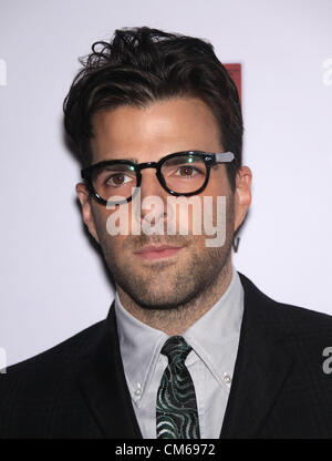 Ottobre 13, 2012 - Hollywood, California, Stati Uniti - Zachary Quinto arriva per la premiere del FX 'American orrore storia: il diritto di asilo" al Paramount Studio Theatre. (Credito Immagine: © Lisa O'Connor/ZUMAPRESS.com) Foto Stock