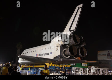 Ottobre 13, 2012 - Lo Space Shuttle Endeavour fa una sosta di una notte a Baldwin Hills Crenshaw Plaza sulla sua mossa finale per le strade di Los Angeles per la sua nuova casa al California Science Center di Exposition Park. Foto Stock