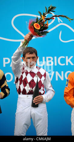 Jockey ceca Josef Vana nella foto dopo il Grand Pardubice (Velka pardubicka) siepi in Pardubice, Repubblica ceca, 13 ottobre 2012. Dieci anni di mare Orphee Des Blins con jockey Jan Faltejsek ha vinto il Grand Pardubice, il vincitore dell'anno scorso, stallone Tiumen con jockey Josef vana, otto volte vincitore della corsa di cavalli, terminato terzo. (CTK foto/Josef Vostarek) Foto Stock