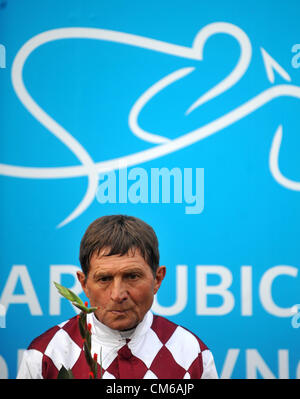 Jockey ceca Josef Vana nella foto dopo il Grand Pardubice (Velka pardubicka) siepi in Pardubice, Repubblica ceca, 13 ottobre 2012. Dieci anni di mare Orphee Des Blins con jockey Jan Faltejsek ha vinto il Grand Pardubice, il vincitore dell'anno scorso, stallone Tiumen con jockey Josef vana, otto volte vincitore della corsa di cavalli, terminato terzo. (CTK foto/Josef Vostarek) Foto Stock