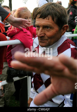 Jockey ceca Josef Vana nella foto dopo il Grand Pardubice (Velka pardubicka) siepi in Pardubice, Repubblica ceca, 13 ottobre 2012. Dieci anni di mare Orphee Des Blins con jockey Jan Faltejsek ha vinto il Grand Pardubice, il vincitore dell'anno scorso, stallone Tiumen con jockey Josef vana, otto volte vincitore della corsa di cavalli, terminato terzo. (CTK foto/Vondrous Romano) Foto Stock