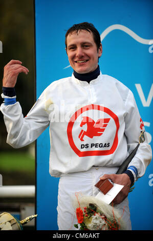 Jockey ceco Jan Faltejsek nella foto dopo il Grand Pardubice (Velka pardubicka) siepi in Pardubice, Repubblica ceca, 13 ottobre 2012. Dieci anni di mare Orphee Des Blins con jockey Jan Faltejsek ha vinto il Grand Pardubice, il vincitore dell'anno scorso, stallone Tiumen con jockey Josef vana, otto volte vincitore della corsa di cavalli, terminato terzo. (CTK foto/Josef Vostarek) Foto Stock