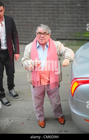 RONNIE CORBETT arrivando ad ITV studiosSouth Bank a Londra il 15 ottobre 2012 per la registrazione di Graham Norton show Foto Stock