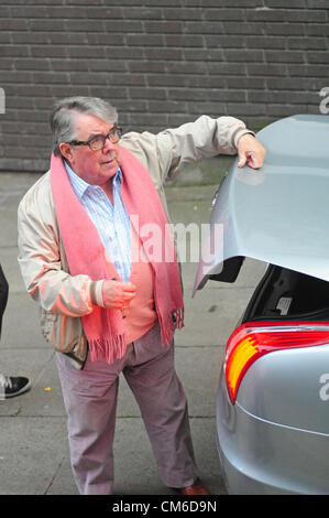 RONNIE CORBETT arrivando ad ITV studiosSouth Bank a Londra il 15 ottobre 2012 per la registrazione di Graham Norton show Foto Stock