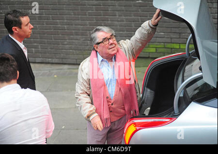 RONNIE CORBETT arrivando ad ITV studiosSouth Bank a Londra il 15 ottobre 2012 per la registrazione di Grahame Norton show Foto Stock