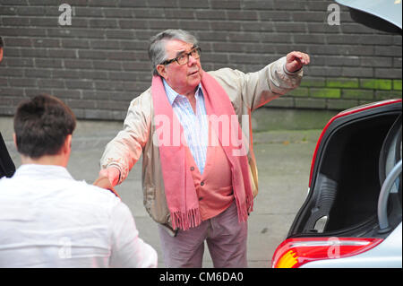 RONNIE CORBETT arrivando ad ITV studiosSouth Bank a Londra il 15 ottobre 2012 per la registrazione di Graham Norton show Foto Stock