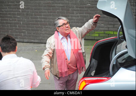 RONNIE CORBETT arrivando ad ITV studiosSouth Bank a Londra il 15 ottobre 2012 per la registrazione di Graham Norton show Foto Stock