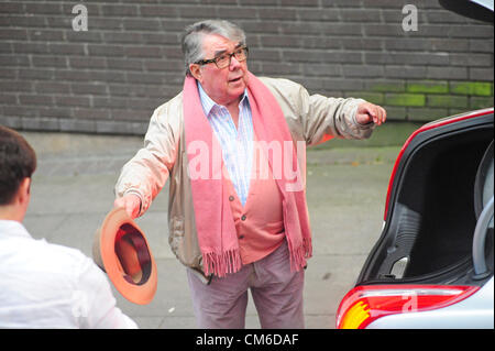 RONNIE CORBETT arrivando ad ITV studiosSouth Bank a Londra il 15 ottobre 2012 per la registrazione di Graham Norton show Foto Stock