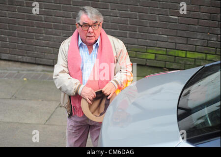 RONNIE CORBETT arrivando ad ITV studiosSouth Bank a Londra il 15 ottobre 2012 per la registrazione di Graham Norton show Foto Stock