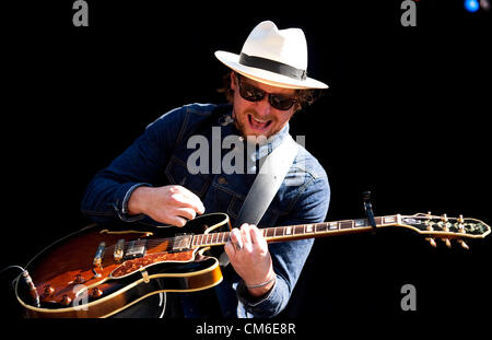 Il 14 ottobre 2012 - Austin, Texas, Stati Uniti - BEAR RINEHART di " bisogno di respirare' esegue a Austin City Limits 2012 (credito Immagine: © Sandra Dahdah/ZUMAPRESS.com) Foto Stock