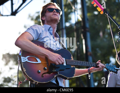 Il 14 ottobre 2012 - Austin, Texas, Stati Uniti - WESLEY SCHULTZ di 'L'Lumineers' esegue a Austin City Limits 2012 (credito Immagine: © Sandra Dahdah/ZUMAPRESS.com) Foto Stock