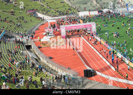 Monaco di Baviera, Germania - 14 Ottobre : Domenica, più di 18.000 active corridori hanno preso parte alla ventisettesima maratona di Monaco di Baviera. Più di centomila spettatori radunati lungo la pista in condizioni meteo soleggiate Ottobre 14, 2012 a Monaco di Baviera. Foto Stock