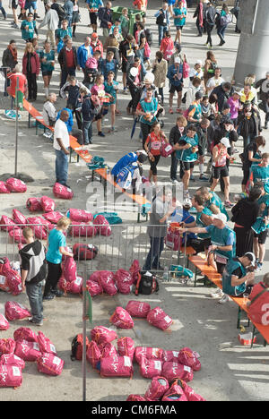 Monaco di Baviera, Germania - 14 Ottobre : Domenica, più di 18.000 active corridori hanno preso parte alla ventisettesima maratona di Monaco di Baviera. Più di centomila spettatori radunati lungo la pista in condizioni meteo soleggiate Ottobre 14, 2012 a Monaco di Baviera. Foto Stock