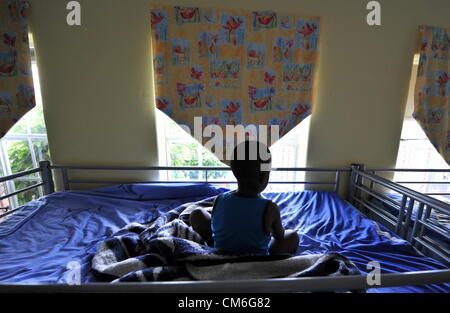 JOHANNESBURG, SUD AFRICA: un bambino abbandonato alla Cotlands Baby Santuario il 16 ottobre 2012 a Johannesburg, in Sud Africa. Cotlands è la patria di molti neonati e bambini che sono stati abbandonati dalle loro madri. (Foto di Gallo Immagini / Foto24 / Bongiwe Gumede) Foto Stock