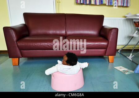 JOHANNESBURG, SUD AFRICA: un bambino abbandonato alla Cotlands Baby Santuario il 16 ottobre 2012 a Johannesburg, in Sud Africa. Cotlands è la patria di molti neonati e bambini che sono stati abbandonati dalle loro madri. (Foto di Gallo Immagini / Foto24 / Bongiwe Gumede) Foto Stock