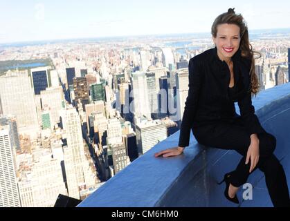 Gen 20, 2007 - Manhattan, New York, Stati Uniti - Modello, televisione ospitante, autore e filantropo PETRA NEMCOVA illumina il Empire State Building viola, giallo e blu nella celebrazione di solo far credere, 16 ottobre 2012. Solo far credere che è una organizzazione senza scopo di lucro che crea ed esegue il teatro interattivo per i bambini negli ospedali e nelle strutture sanitarie. (Credito Immagine: © Bryan Smith/ZUMAPRESS.com) Foto Stock