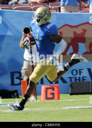 16 ottobre 2012 - Los Angeles, California, Stati Uniti d'America - UCLA WR Shaquelle Evans attraversa la linea di traguardo e trattini nella zona di estremità indisturbati come UCLA sconfigge la visita a Utah Utes 21 - 14 nella PAC 12 giocare presso il Rose Bowl di Pasadena, CA il 13 ottobre 2012. (Credito Immagine: © Burt Harris/Prensa Internacional/ZUMAPRESS.com) Foto Stock