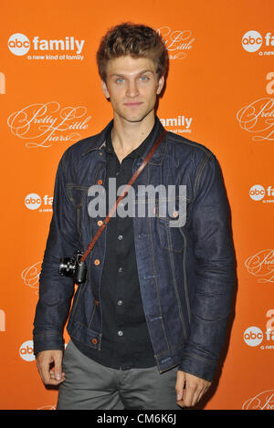 16 ottobre 2012 - Los Angeles, California, Stati Uniti - Keegan Allen che frequentano la speciale Halloween episodio di screening Familiare ABC hit della serie originale di ''piuttosto poco bugiardi'' detenute all'Hollywood Forever Cemetery in Hollywood, la California il 16 ottobre 2012. 2012(Immagine di credito: © D. lunga/Globe foto/ZUMAPRESS.com) Foto Stock