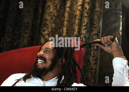 JOHANNESBURG, SUD AFRICA: Anthony Rohan Marley, figlio del compianto Bob Marley, il 16 ottobre 2012 a Johannesburg, in Sud Africa. Marley è in Sud Africa per promuovere la casa di Marley cuffie. Egli potrà anche costruire una sala musica attrezzata al Eqinisweni Scuola Secondaria attraverso la sua famiglia della carità, 1love.org. (Foto di Gallo Immagini / Tempi / Alon Skuy) Foto Stock