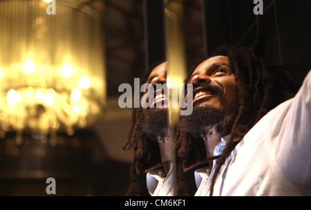 JOHANNESBURG, SUD AFRICA: Anthony Rohan Marley, figlio del compianto Bob Marley, il 16 ottobre 2012 a Johannesburg, in Sud Africa. Marley è in Sud Africa per promuovere la casa di Marley cuffie. Egli potrà anche costruire una sala musica attrezzata al Eqinisweni Scuola Secondaria attraverso la sua famiglia della carità, 1love.org. (Foto di Gallo Immagini / Tempi / Alon Skuy) Foto Stock