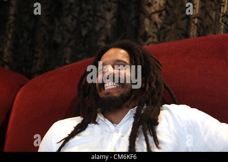 JOHANNESBURG, SUD AFRICA: Anthony Rohan Marley, figlio del compianto Bob Marley, il 16 ottobre 2012 a Johannesburg, in Sud Africa. Marley è in Sud Africa per promuovere la casa di Marley cuffie. Egli potrà anche costruire una sala musica attrezzata al Eqinisweni Scuola Secondaria attraverso la sua famiglia della carità, 1love.org. (Foto di Gallo Immagini / Tempi / Alon Skuy) Foto Stock