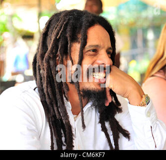 JOHANNESBURG, SUD AFRICA: Anthony Rohan Marley, figlio del compianto Bob Marley, il 16 ottobre 2012 a Johannesburg, in Sud Africa. Marley è in Sud Africa per promuovere la casa di Marley cuffie. Egli potrà anche costruire una sala musica attrezzata al Eqinisweni Scuola Secondaria attraverso la sua famiglia della carità, 1love.org. (Foto di Gallo Immagini / quotidiano Sun / Noko Mashilo) Foto Stock