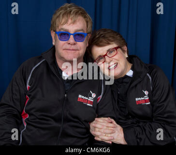 16 ottobre 2012 - Pittsburgh, Pennsylvania, Stati Uniti - Sir Elton John e Billie Jean King all'2012 Mylan WTT Smash Hits.. Il Mylan World Team Tennis Smash Hits carità notte abbinato leggende del gioco con le attuali stelle per un pieno di celebrità finalizzata alla raccolta di fondi per l'AIDS. (Credito Immagine: © Fred Mullane/ZUMAPRESS.com) Foto Stock