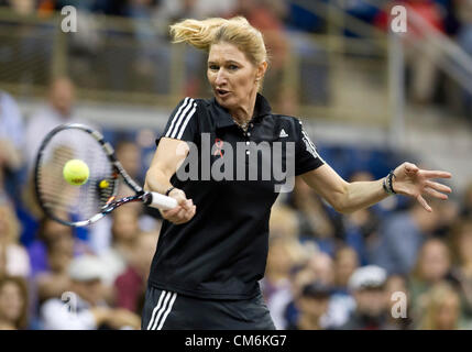 16 ottobre 2012 - Pittsburgh, Pennsylvania, Stati Uniti - STEFFI GRAF colpisce un diretti al 2012 Mylan WTT Smash Hits. Il Mylan World Team Tennis Smash Hits carità notte abbinato leggende del gioco con le attuali stelle per un pieno di celebrità finalizzata alla raccolta di fondi per l'AIDS. (Credito Immagine: © Fred Mullane/ZUMAPRESS.com) Foto Stock