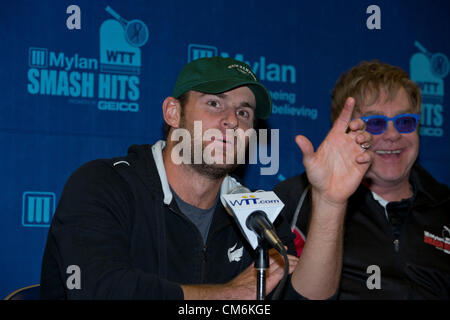 16 ottobre 2012 - Pittsburgh, Pennsylvania, Stati Uniti - ANDY RODDICK (USA) e Sir Elton John al 2012 Mylan WTT Smash Hits. Il Mylan World Team Tennis Smash Hits carità notte abbinato leggende del gioco con le attuali stelle per un pieno di celebrità finalizzata alla raccolta di fondi per l'AIDS. (Credito Immagine: © Fred Mullane/ZUMAPRESS.com) Foto Stock